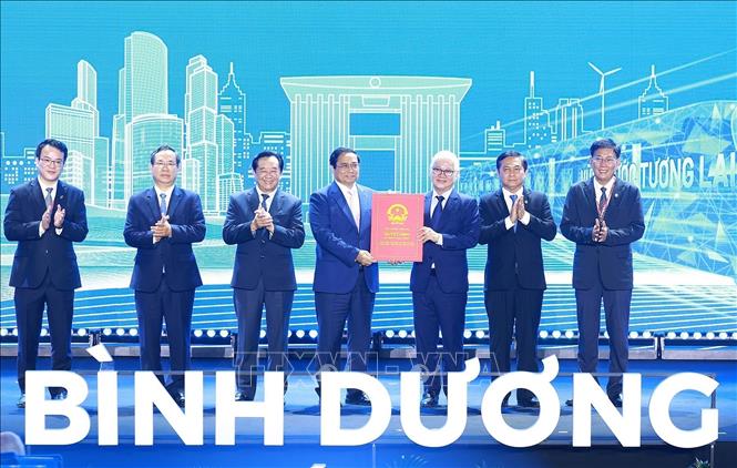 Thủ tướng Phạm Minh Chính trao Quyết định phê duyệt Quy hoạch thời kỳ 2021-2030, tầm nhìn đến năm 2050 cho lãnh đạo tỉnh Bình Dương.